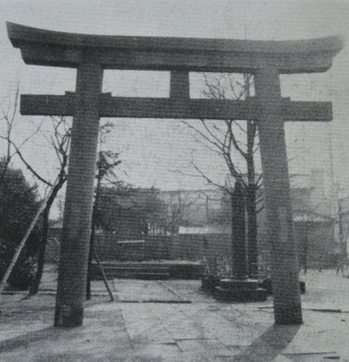 【写真５】再建直前の秋葉神社
(昭和40年前後の撮影)鳥居は正面が南に向いており、柱には「奉納昭和6年11月吉日」と刻まれている。